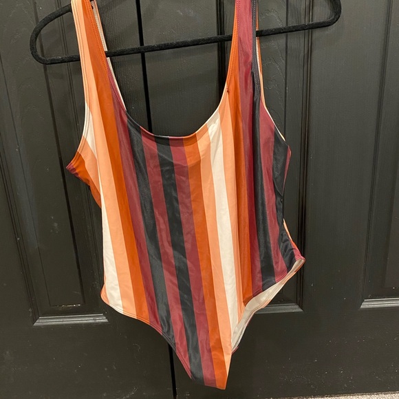 Tops and swimwear - Picture 4 of 16